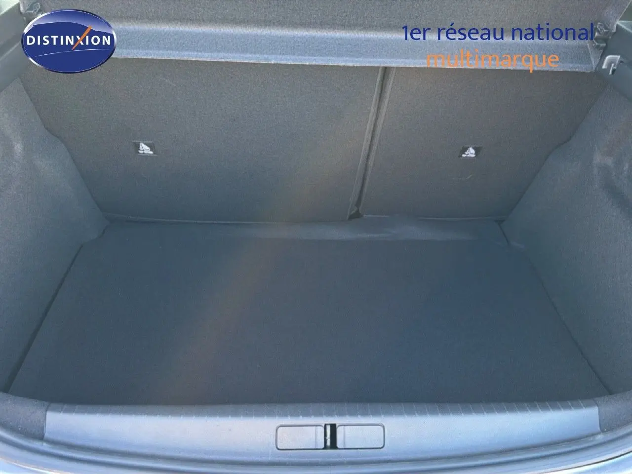 Coffre vide vu de face d'une Peugeot 208 gris Artense métal, mettant en valeur son espace de chargement.