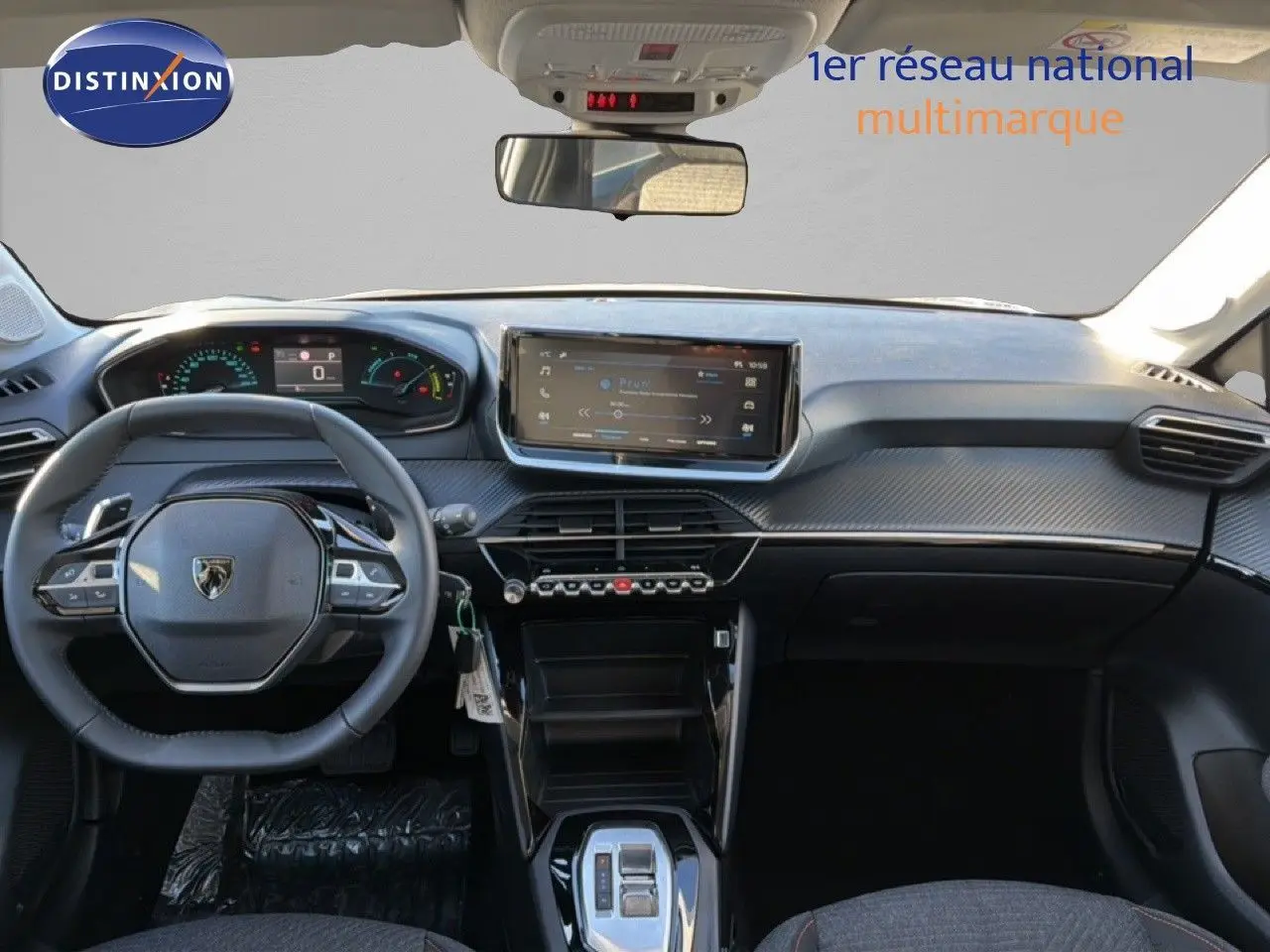 Vue intérieure avant du Peugeot 208 gris avec tableau de bord numérique et écran tactile central moderne.