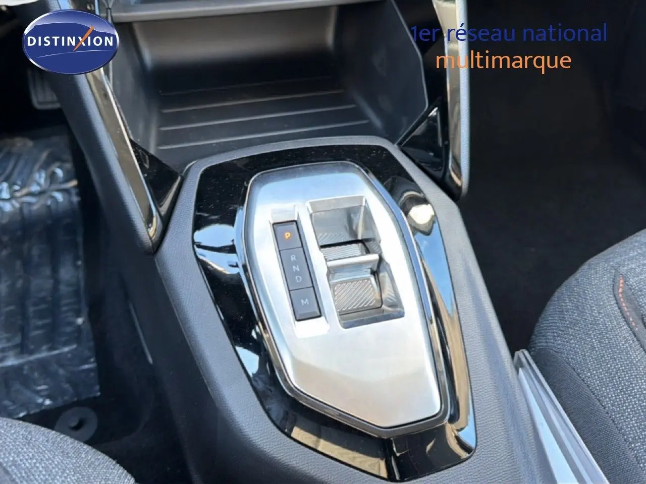 Gros plan sur la console centrale avec la commande de boîte automatique de la Peugeot 208 gris Artense.