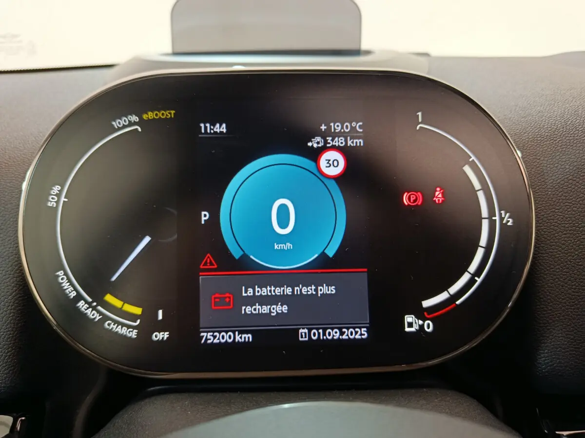 Tableau de bord numérique du MINI Countryman Cooper SE, affichant vitesse zéro et batterie déchargée.
