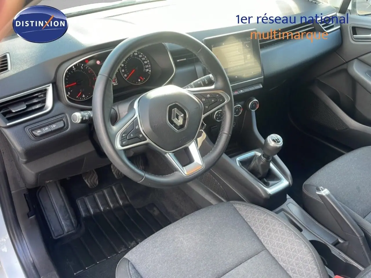 Intérieur de Renault Clio 2020 vue côté conducteur, volant multifonction, levier de vitesse manuel et sièges gris.
