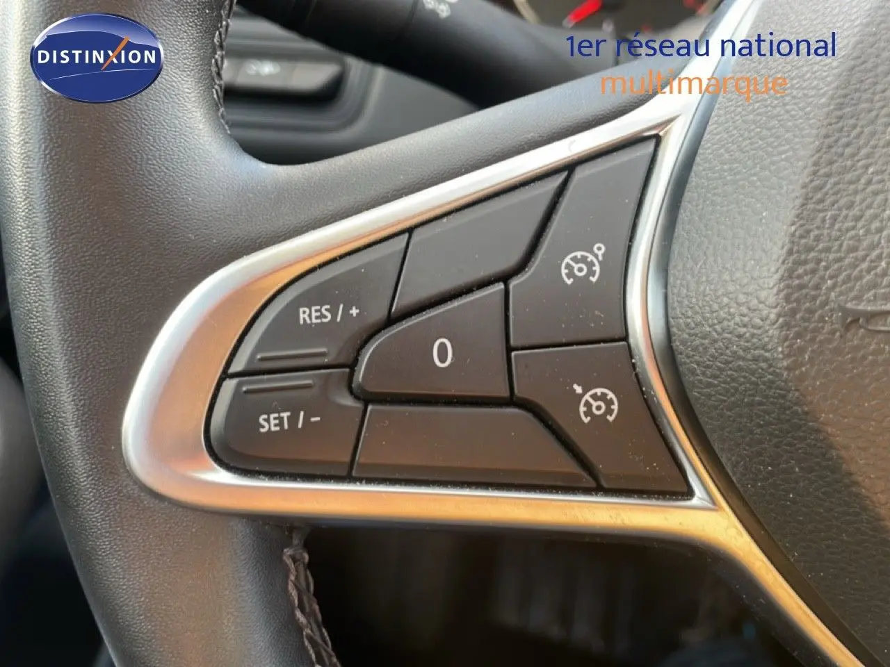 Gros plan sur les commandes au volant gauche d’une Renault Clio blanche glacier, version Business 2020.