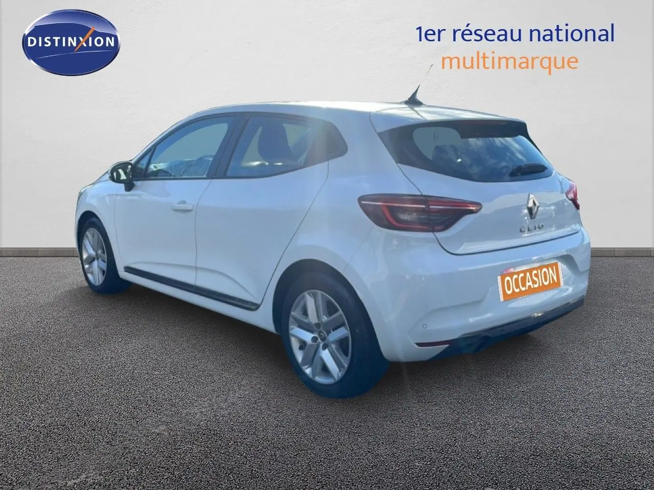 Renault Clio blanc glacier vue 3/4 arrière côté gauche, compacte cinq portes avec feux arrière LED distinctifs.