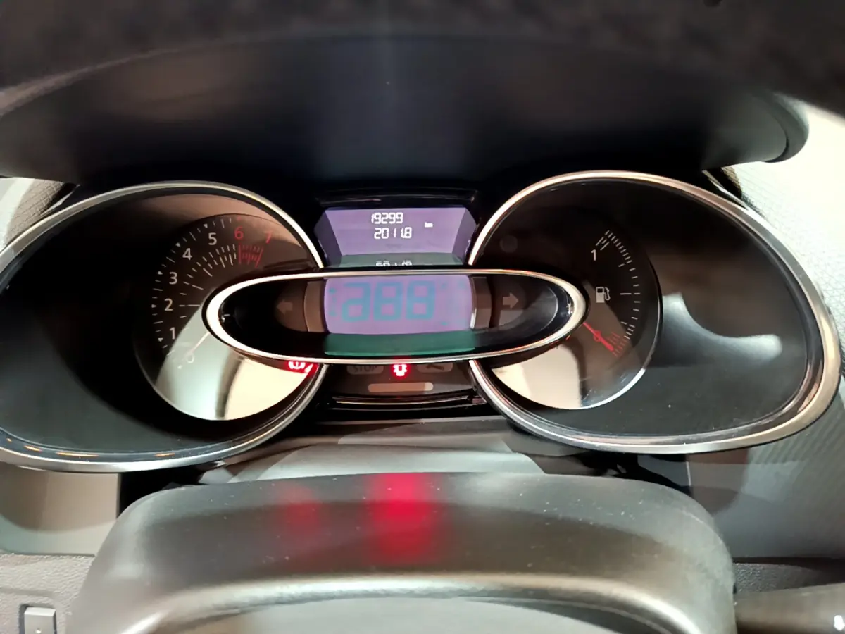 Gros plan sur le tableau de bord numérique de la Renault Clio Business TCe 90, affichage digital et compte-tours visibles.