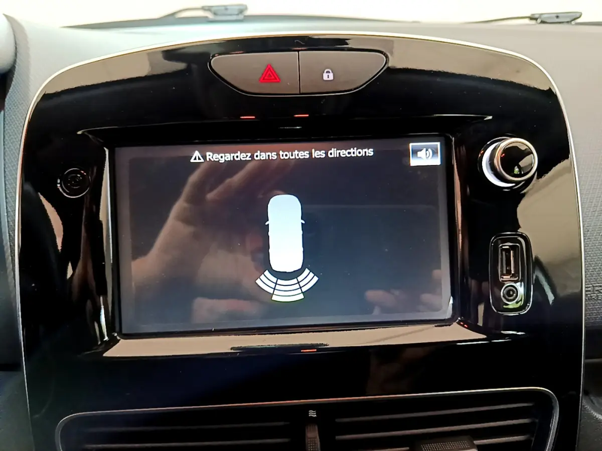Écran tactile du système d’aide au stationnement arrière dans le tableau de bord noir brillant d’une Renault Clio Business gris clair