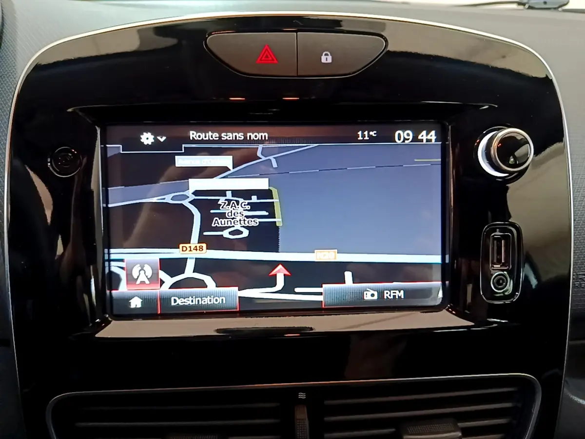 Écran tactile central du tableau de bord de la Renault Clio Business TCe 90 2019 affichant la navigation GPS en plan rapproché.