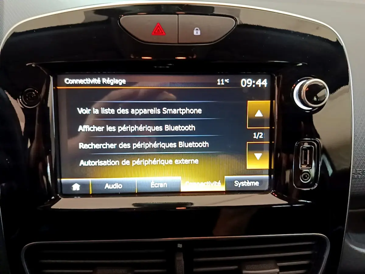 Écran tactile central affichant les réglages Bluetooth dans l’habitacle noir d’une Renault Clio Business gris clair.
