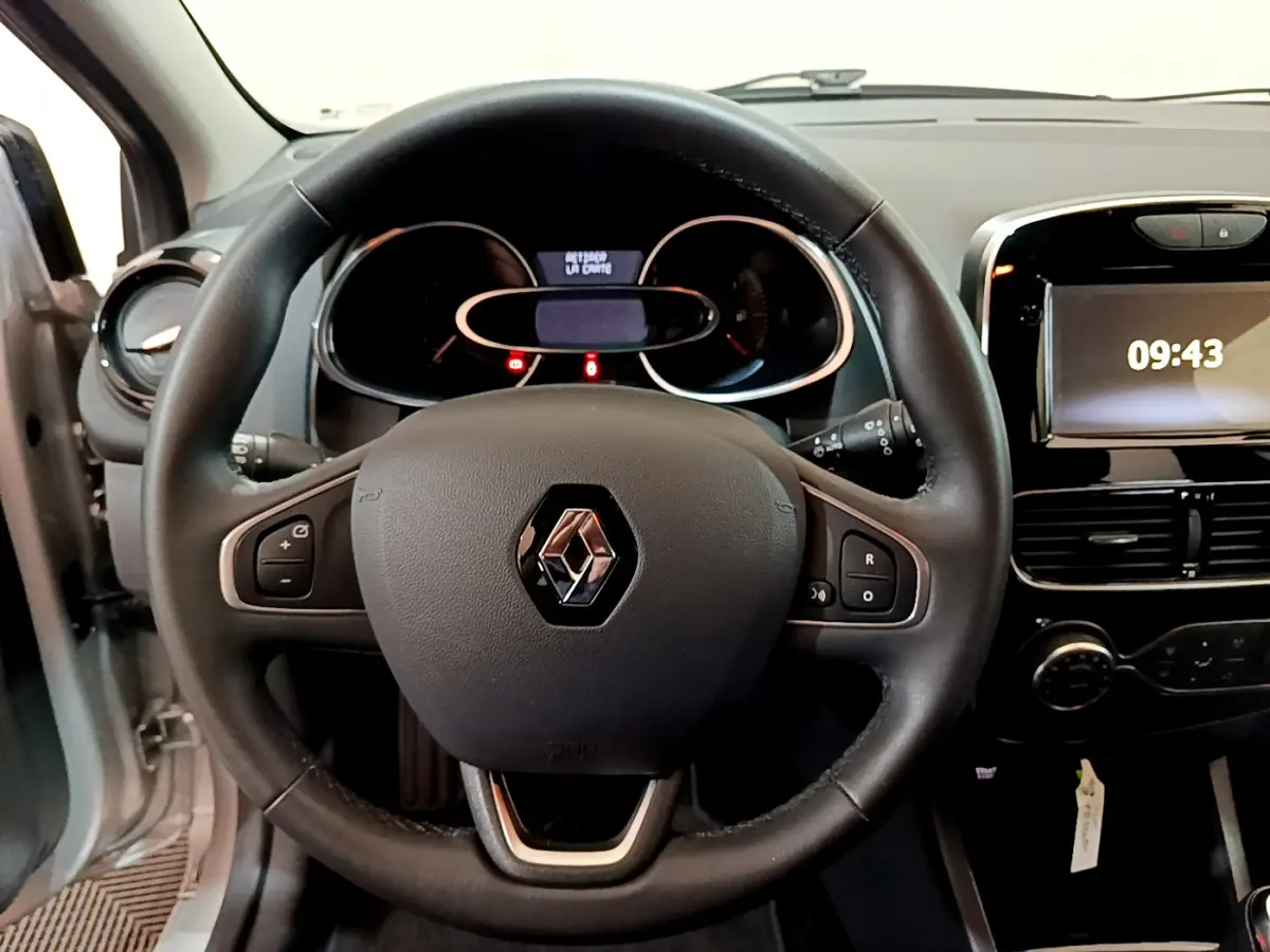 Volant cuir noir de Renault Clio Business TCe 90 2019, vue de face sur tableau de bord et écran tactile allumé à 09:43.