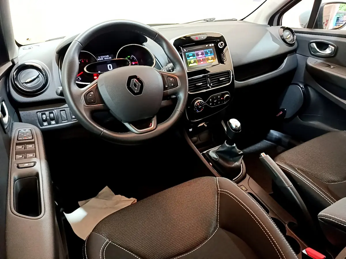 Intérieur Renault Clio Business TCe 90 2019, vue côté conducteur, volant cuir, écran tactile 7 pouces et boîte manuelle.