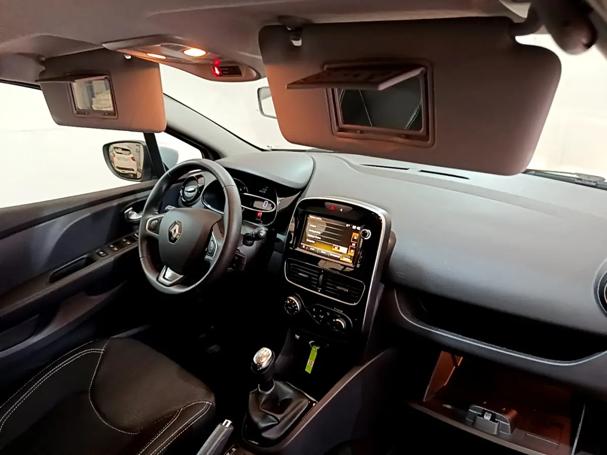 Intérieur Renault Clio Business TCe 90 2019, vue côté conducteur, tableau de bord avec écran tactile et volant cuir noir.