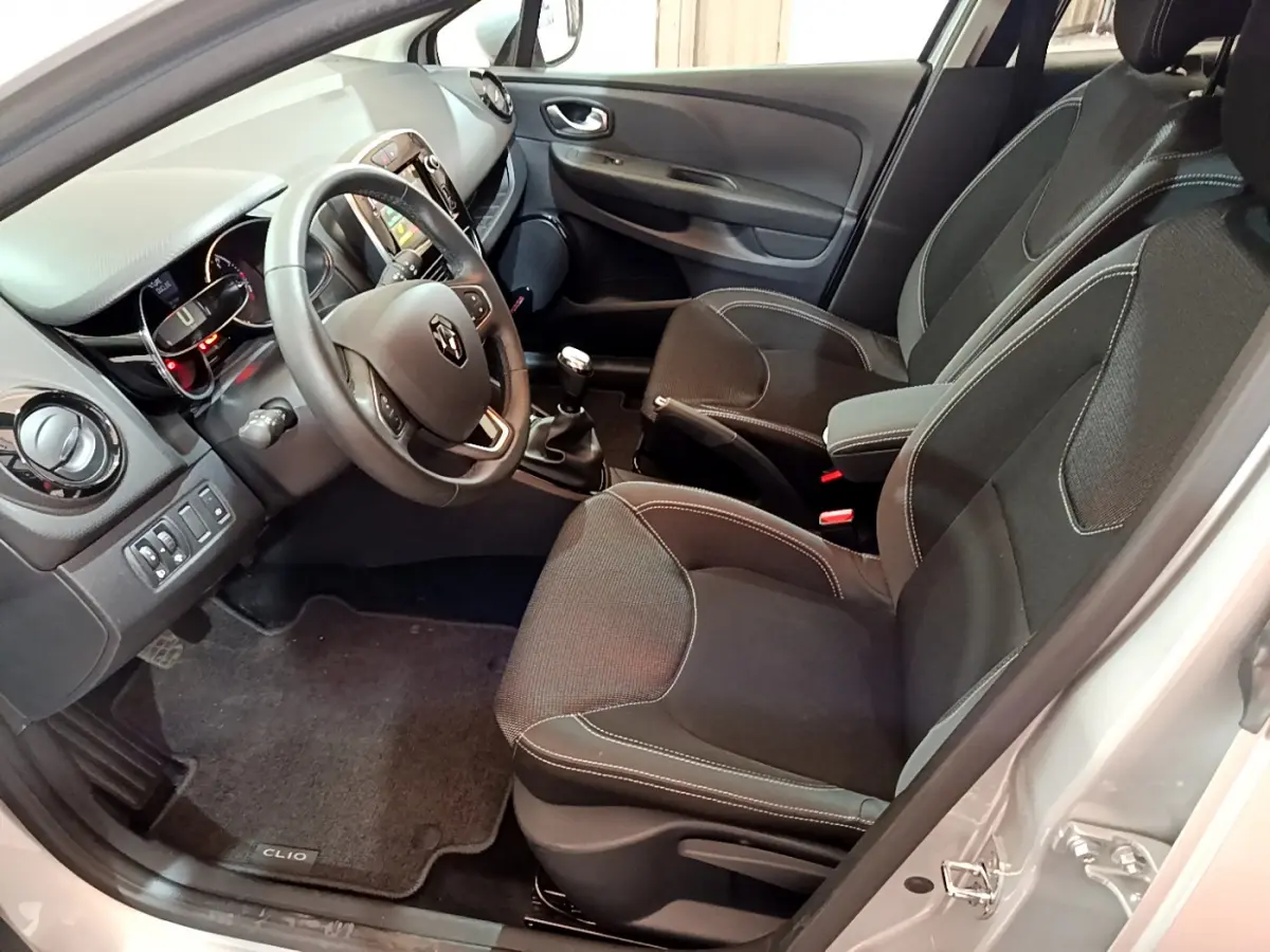Intérieur de la Renault Clio Business TCe 90 2019 en gris clair, vue côté conducteur avec tableau de bord et sièges noirs.