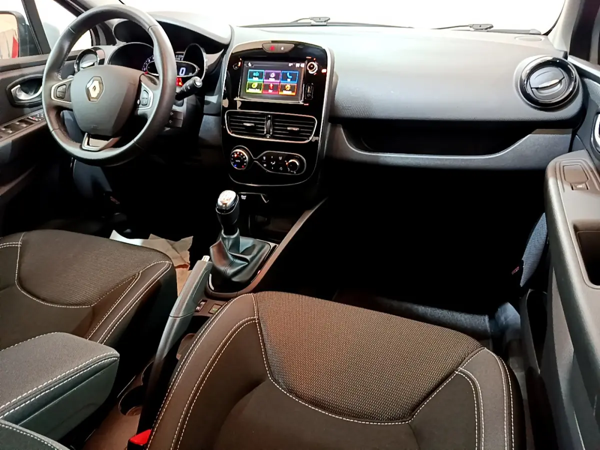 Intérieur avant de la Renault Clio Business TCe 90 2019, vue côté conducteur, avec tableau de bord noir et écran tactile central.