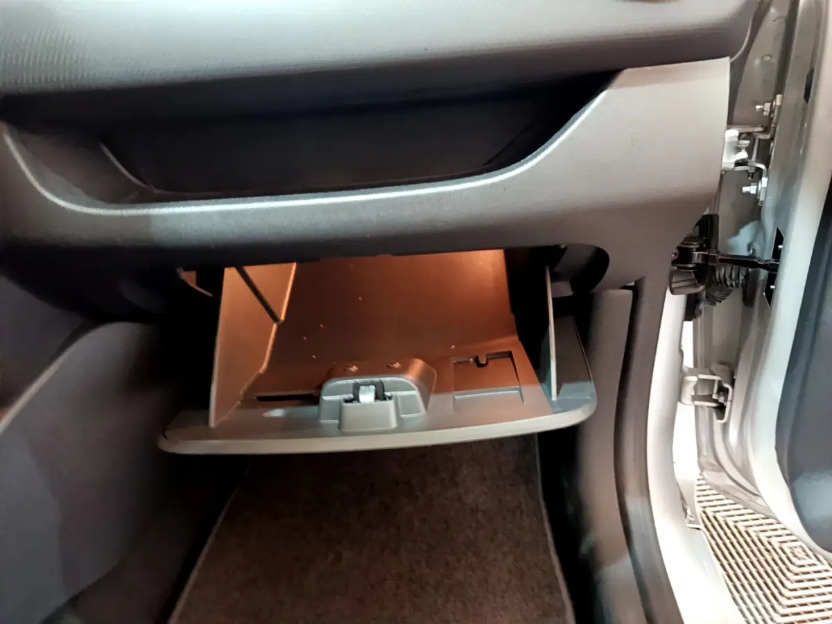 Gant de boîte à gants ouvert côté passager d'une Renault Clio Business TCe 90 gris clair, intérieur noir.