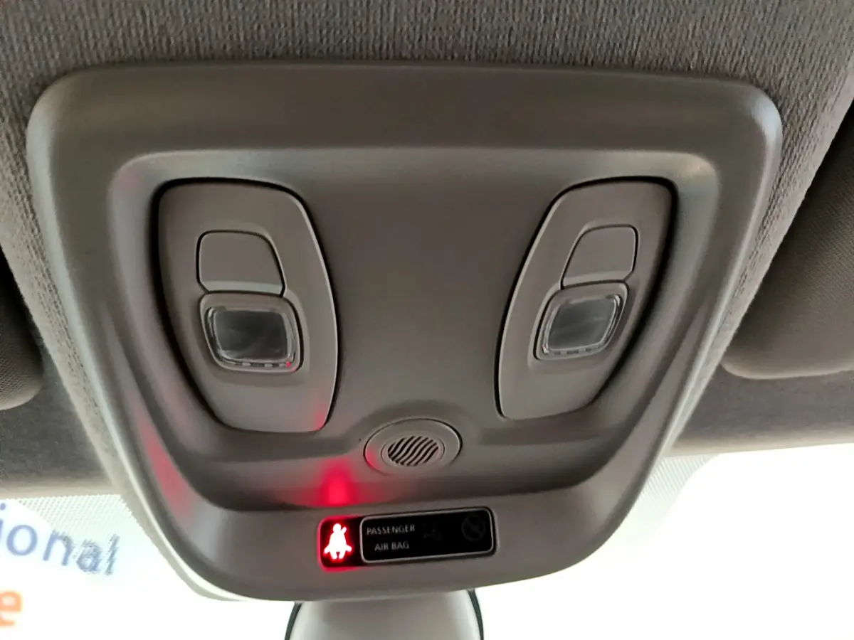 Gros plan sur le plafonnier gris clair de la Renault Clio Business TCe 90 avec voyants et lampes intégrées.