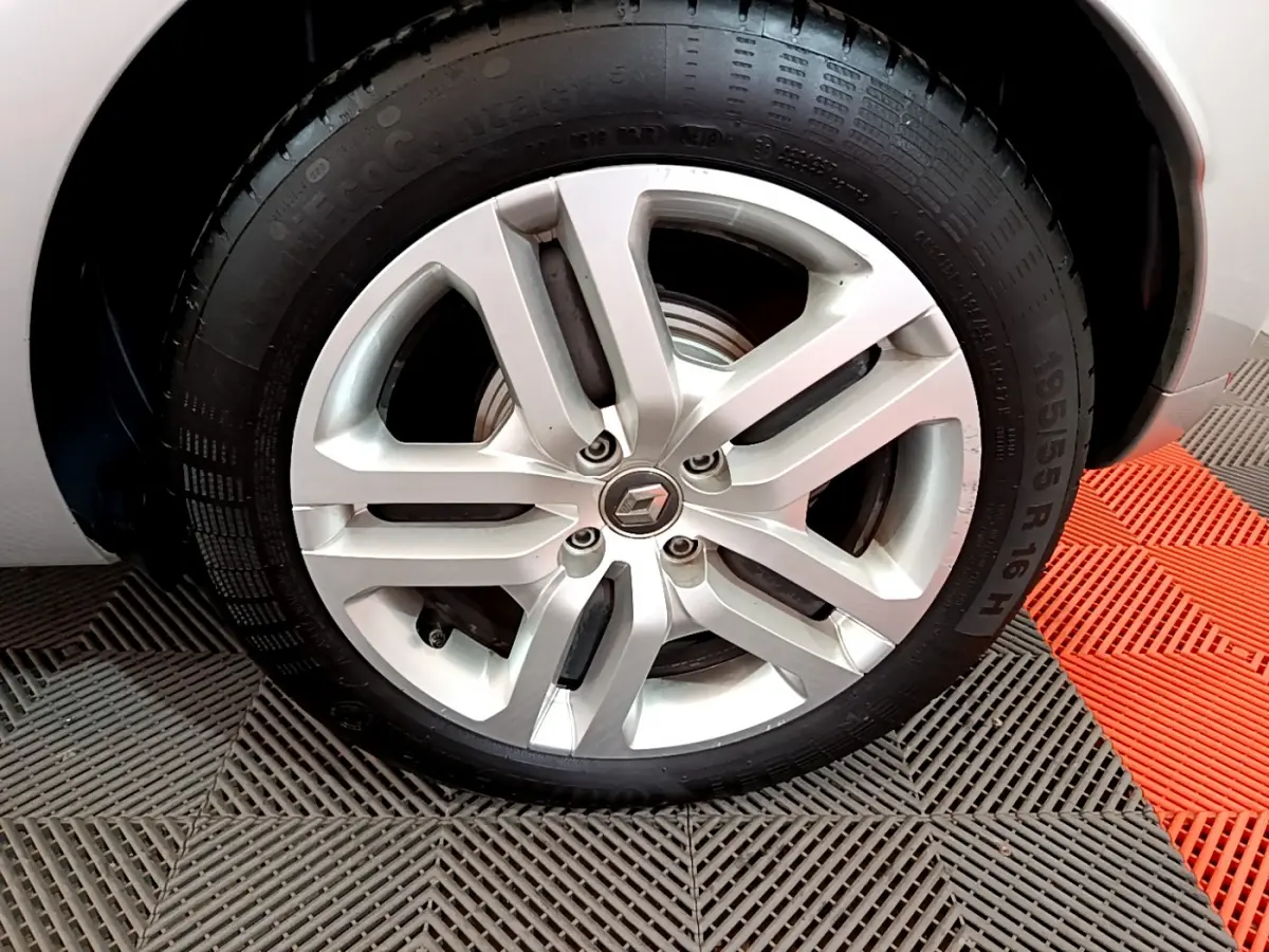 Gros plan sur la roue avant droite gris clair de la Renault Clio Business TCe 90 avec jante alliage à 5 branches.