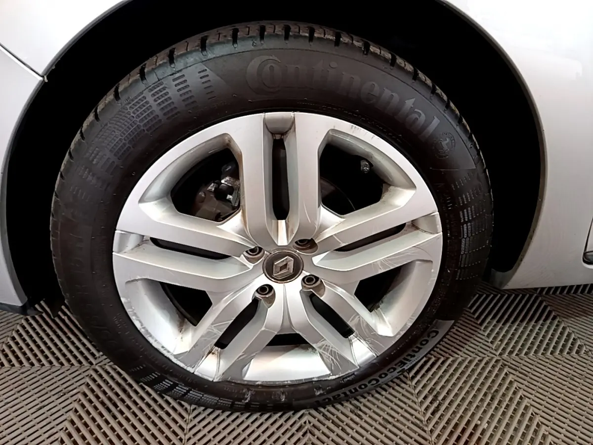 Gros plan sur la roue avant gauche gris clair d'une Renault Clio Business TCe 90 de 2019, avec passage de roue visible.