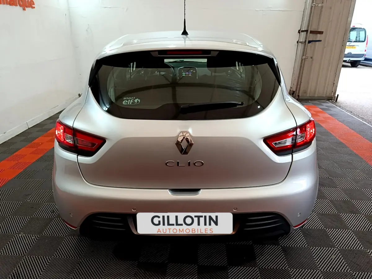 Vue arrière d'une Renault Clio gris clair 2019 avec feux arrière LED et logo distinctif au centre du hayon.