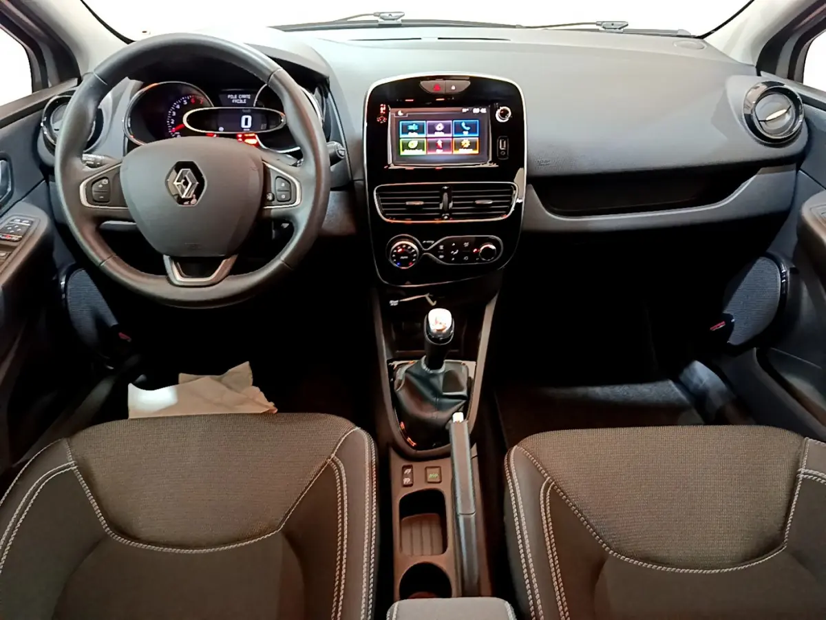 Vue intérieure frontale de la Renault Clio Business TCe 90 2019 avec tableau de bord noir et écran tactile central.