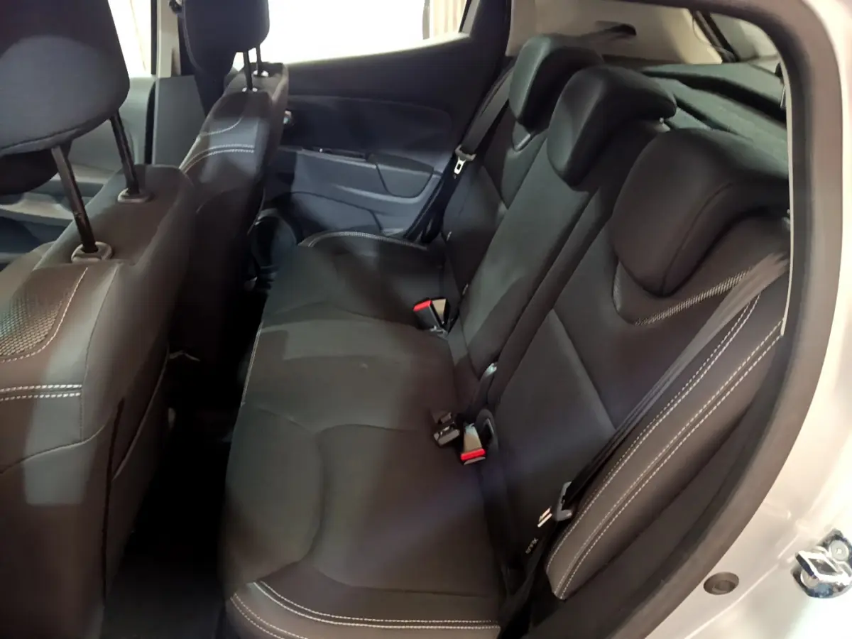 Vue intérieure sur la banquette arrière noire avec surpiqûres blanches d'une Renault Clio Business TCe 90 gris clair 2019.