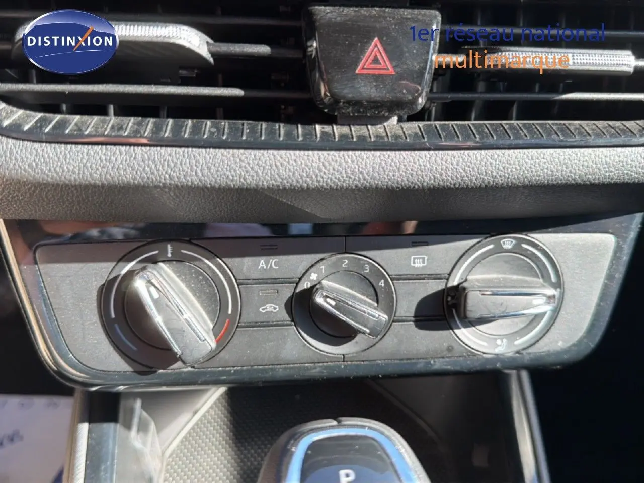 Gros plan sur les commandes de climatisation et la console centrale d'une Skoda Fabia blanc glacier 2025.
