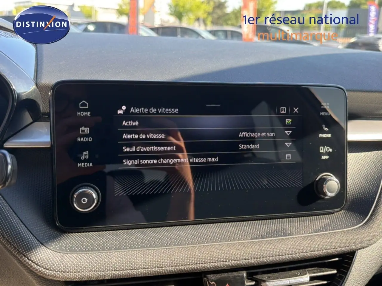 Écran tactile central du tableau de bord d'une Skoda Fabia 2025, affichant les réglages d'alerte de vitesse.