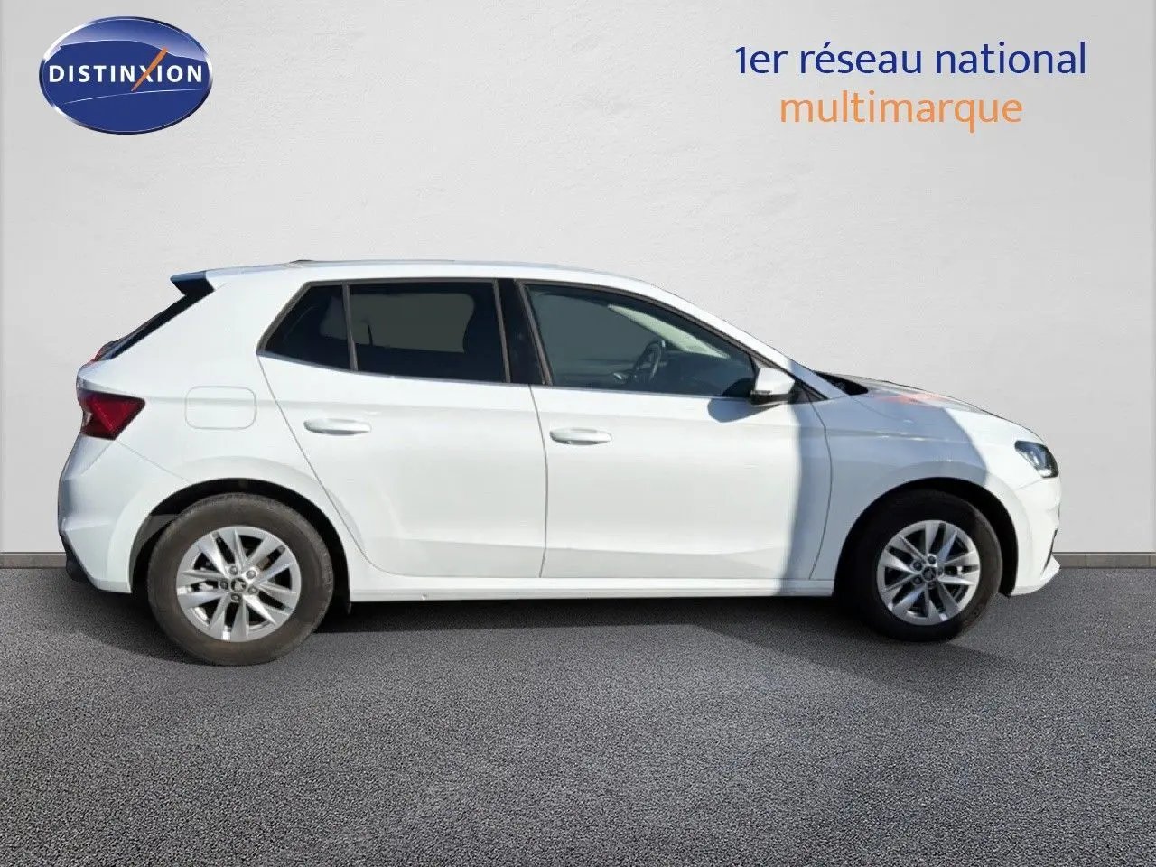 Profil côté gauche d'une Skoda Fabia blanc glacier 2025 avec jantes alliage et vitres teintées.