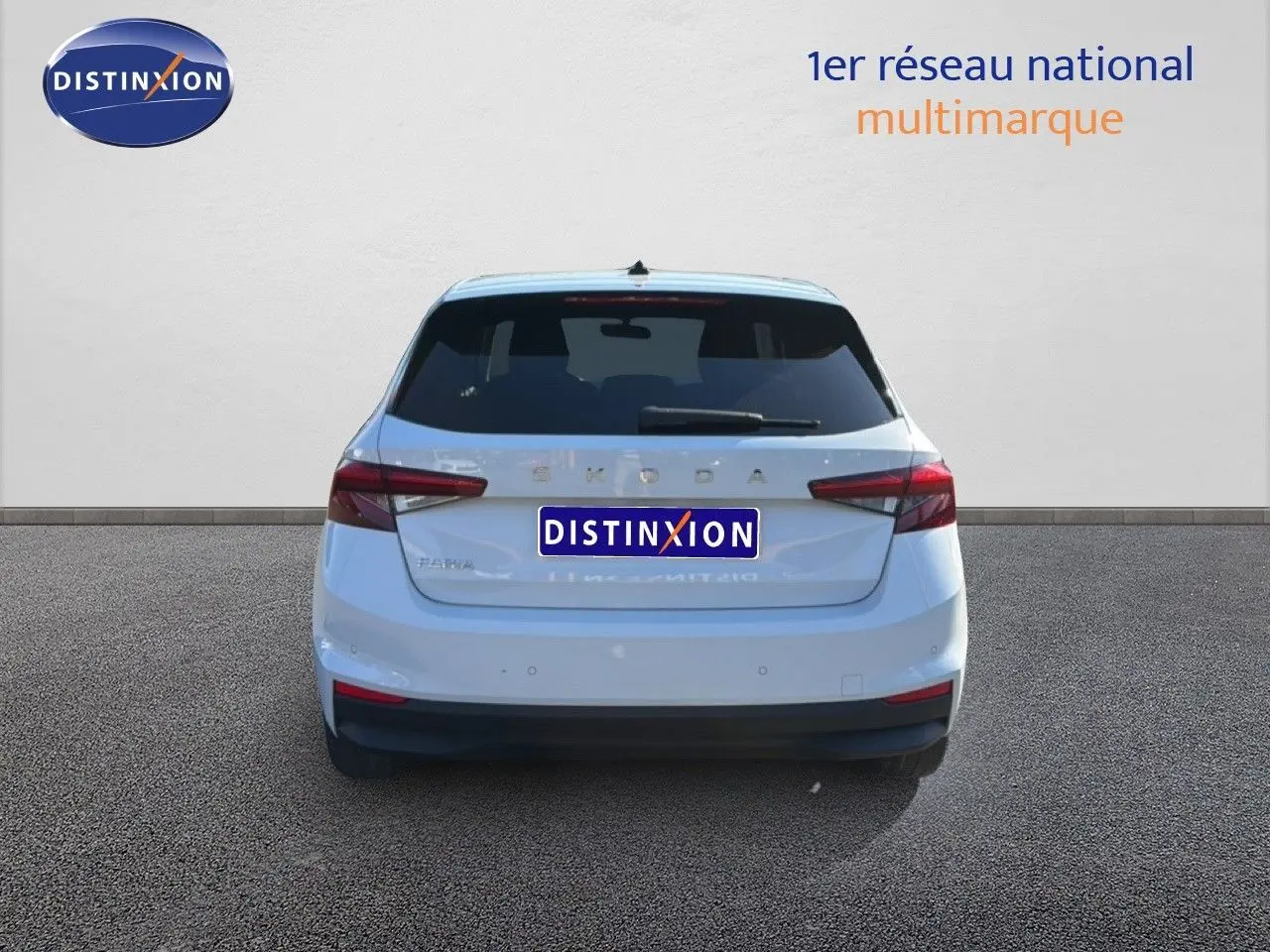 Vue arrière d'une Skoda Fabia blanc glacier 2025 avec feux arrière LED et logo distinctif au centre du hayon.
