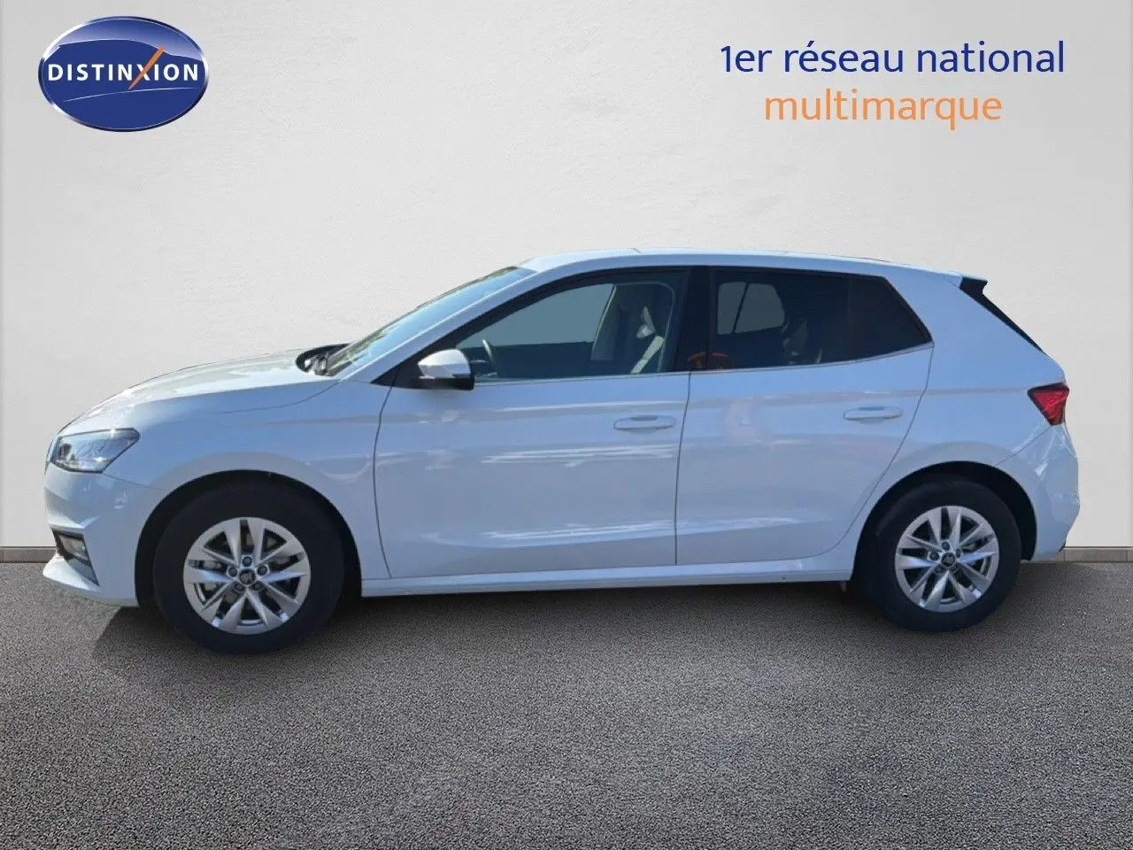 Profil droit d'une Skoda Fabia blanc glacier 2025, compacte avec jantes alliage et vitres teintées.