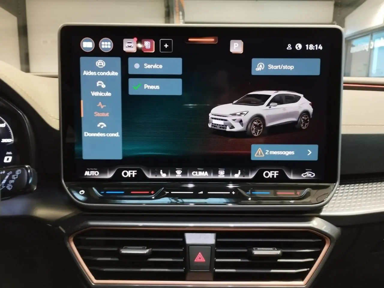 Écran tactile central affichant l'interface du CUPRA Formentor avec vue 3D du véhicule blanc sur fond noir.