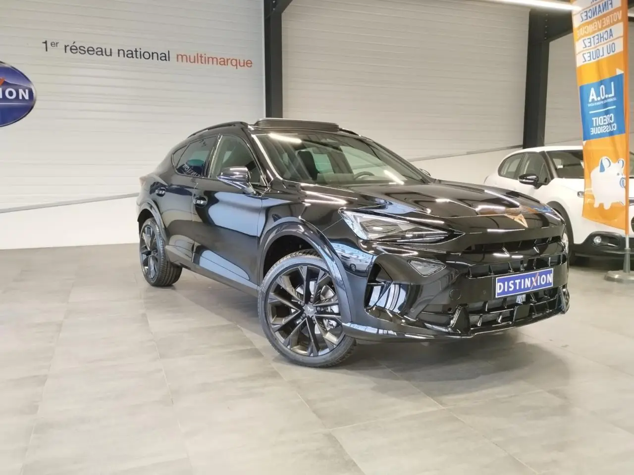 SUV CUPRA Formentor noir métal en 3/4 avant droit, avec jantes alliage noires et toit ouvrant panoramique visible.