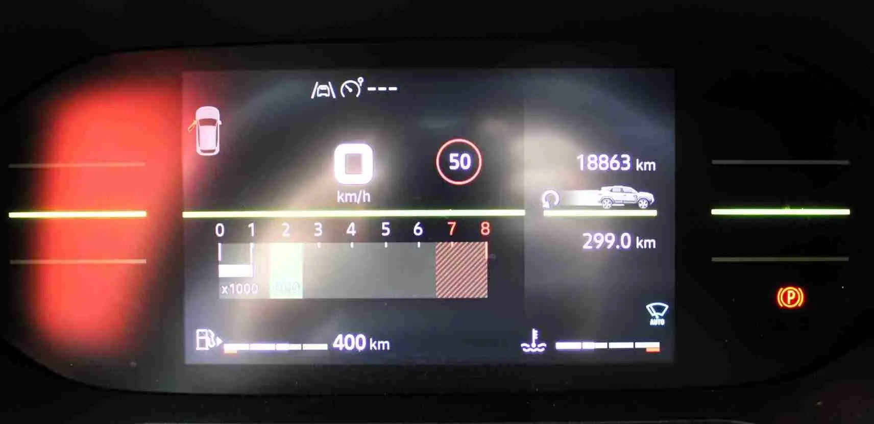 Affichage numérique du tableau de bord du Dacia Duster 2025, montrant la vitesse, la consommation et l'autonomie.