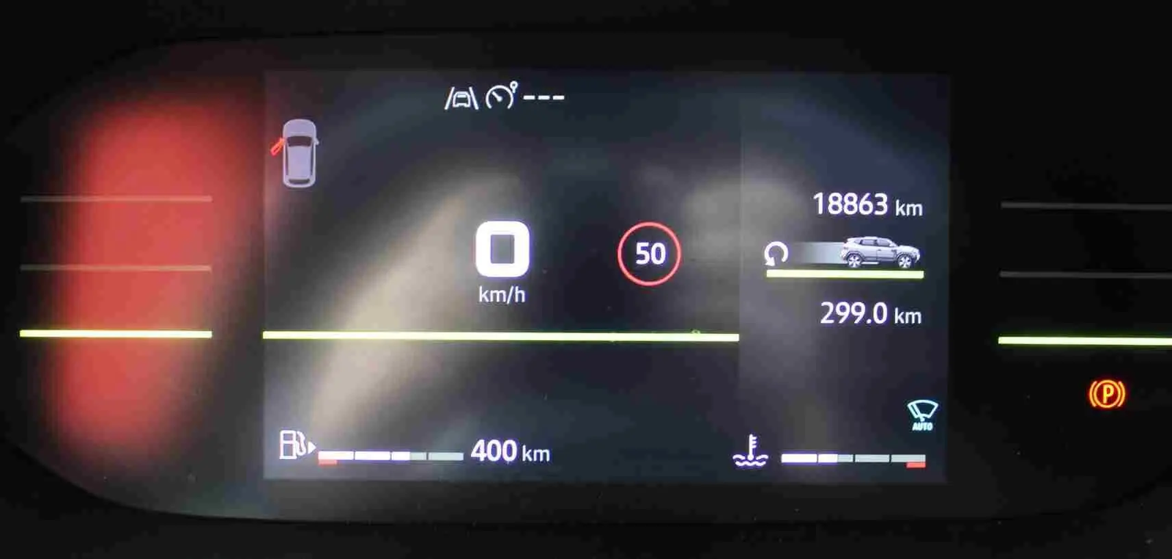 Tableau de bord digital du Dacia Duster noir 2025 affichant 0 km/h et 18 863 km au compteur.