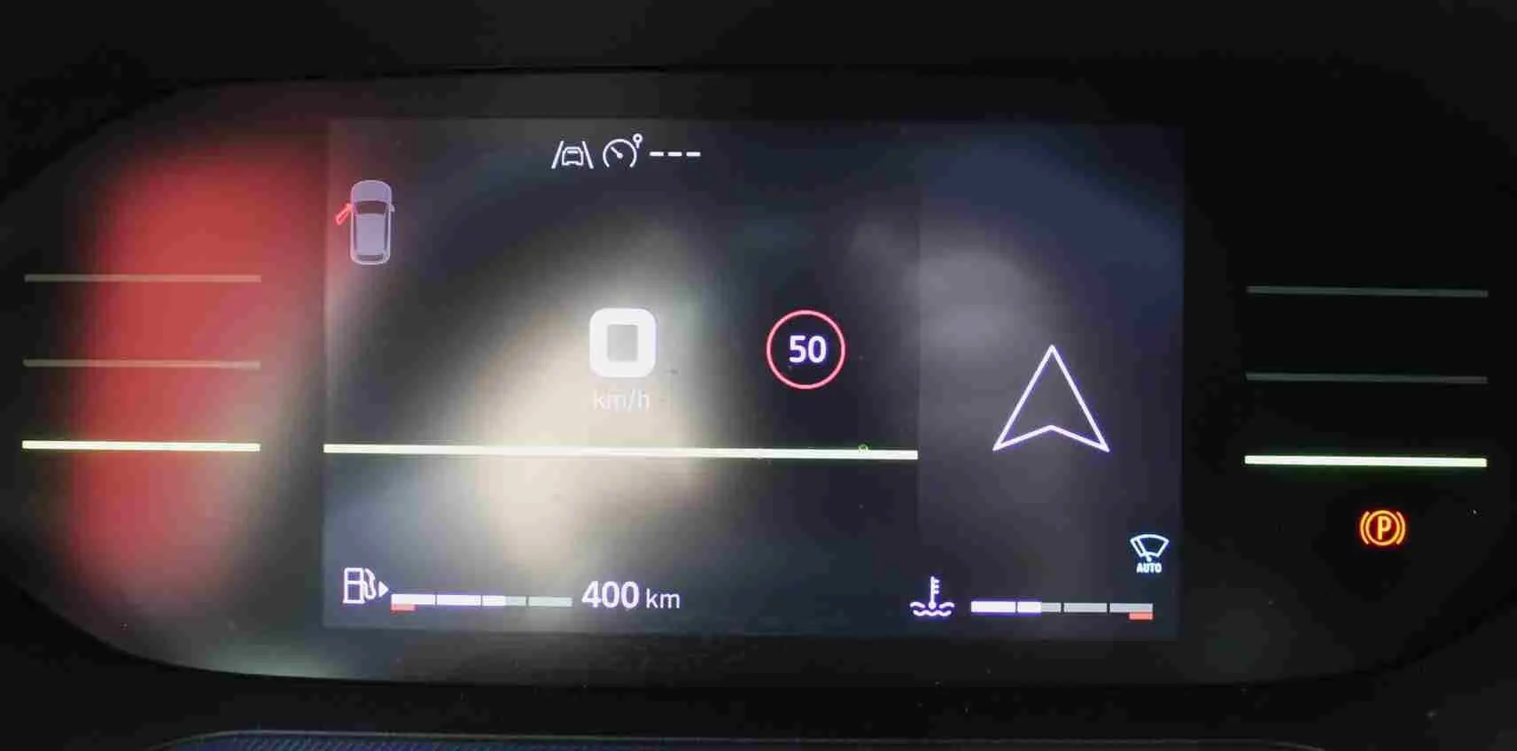 Tableau de bord digital du Dacia Duster 2025 affichant vitesse, limite à 50 km/h et autonomie de 400 km.
