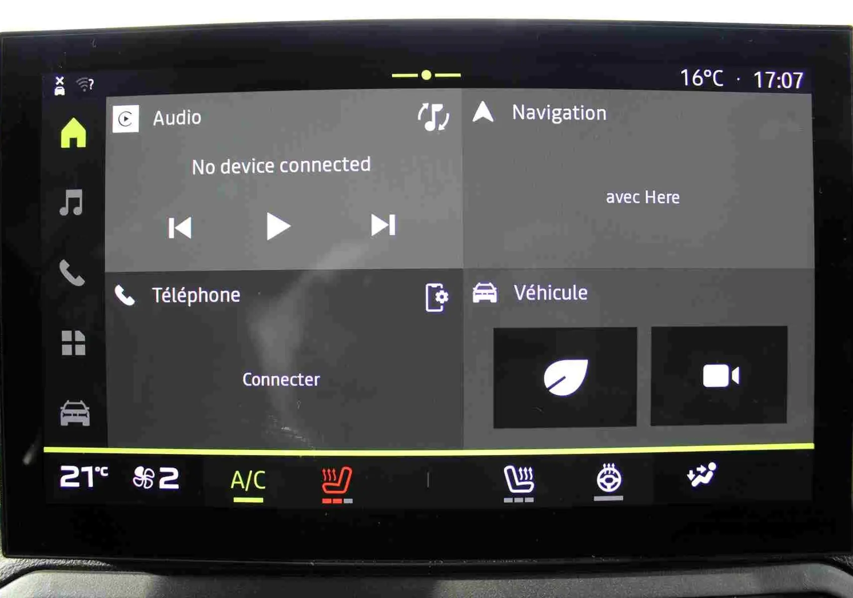 Écran tactile central du Dacia Duster 2025 affichant les menus audio, navigation, téléphone et véhicule en intérieur.
