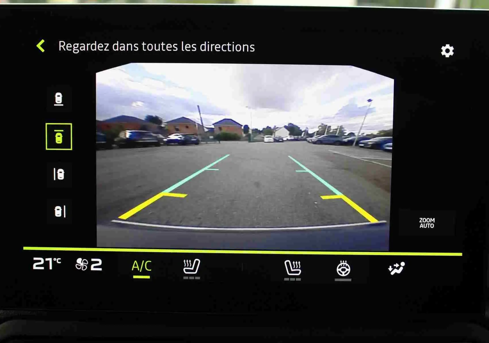 Écran de caméra 360 affichant la vue arrière du Dacia Duster noir avec lignes de guidage de recul.