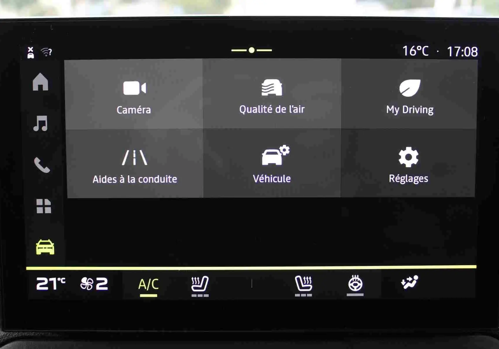 Écran tactile central du Dacia Duster III noir, affichant les menus caméra, qualité de l'air et aides à la conduite.
