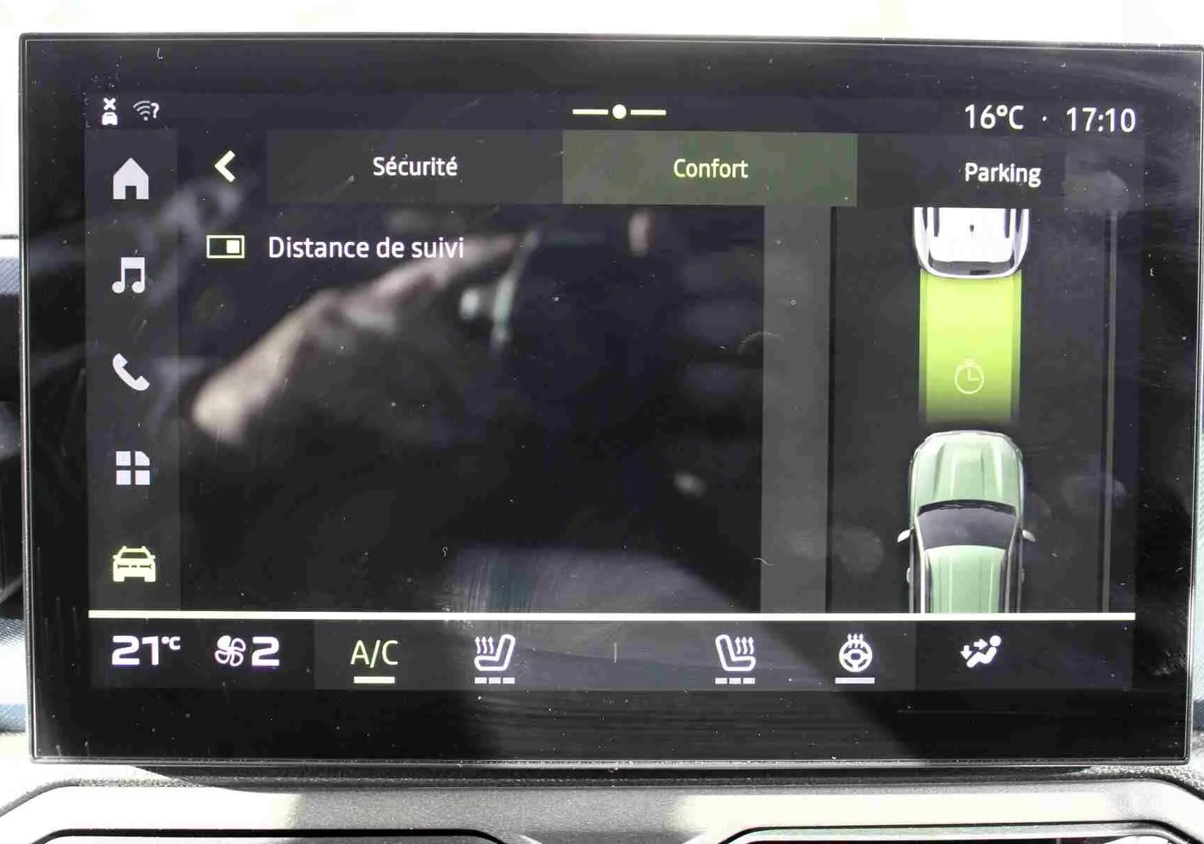 Écran tactile central du Dacia Duster 2025 affichant les réglages de confort et la caméra 360 en vue intérieure.