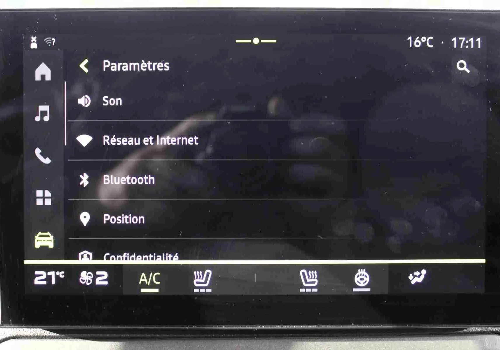 Écran tactile central du Dacia Duster 2025 affichant les paramètres, avec commandes climatisation et sièges chauffants.