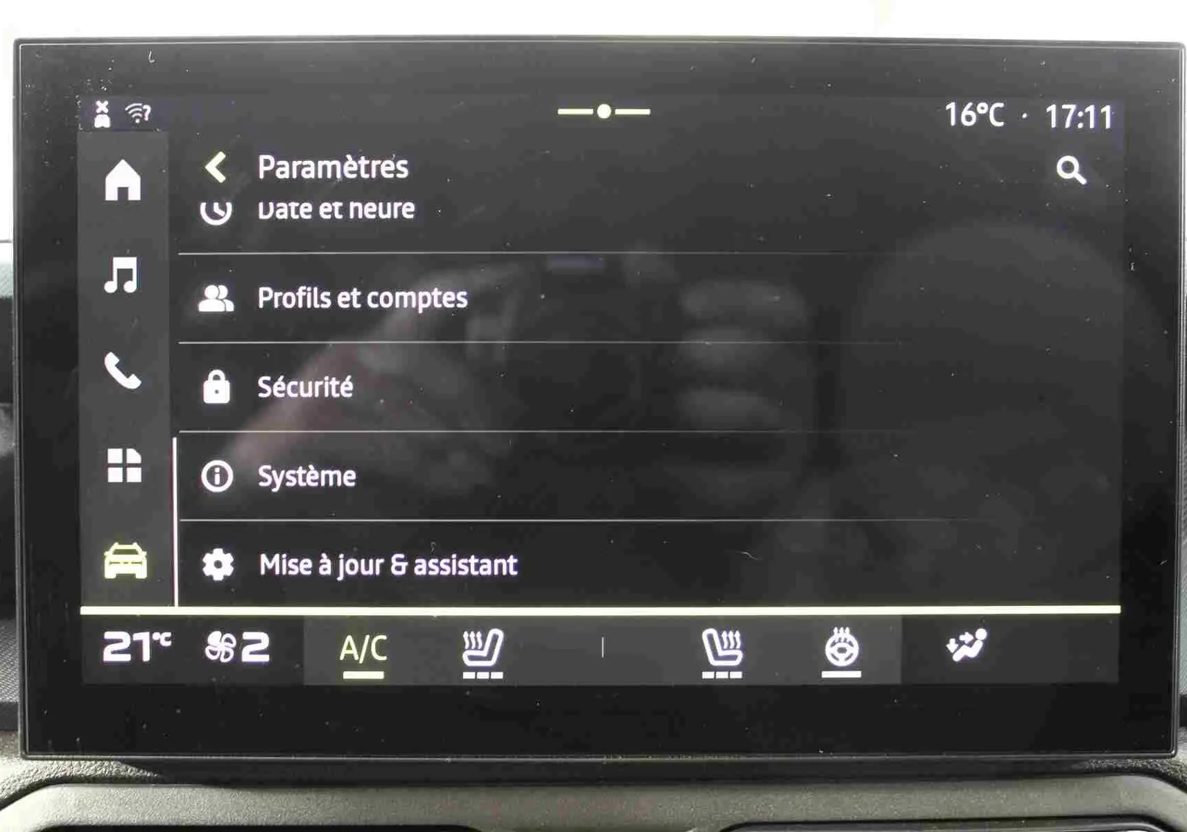 Écran tactile central du tableau de bord du Dacia Duster 2025 affichant les paramètres et commandes de climatisation.