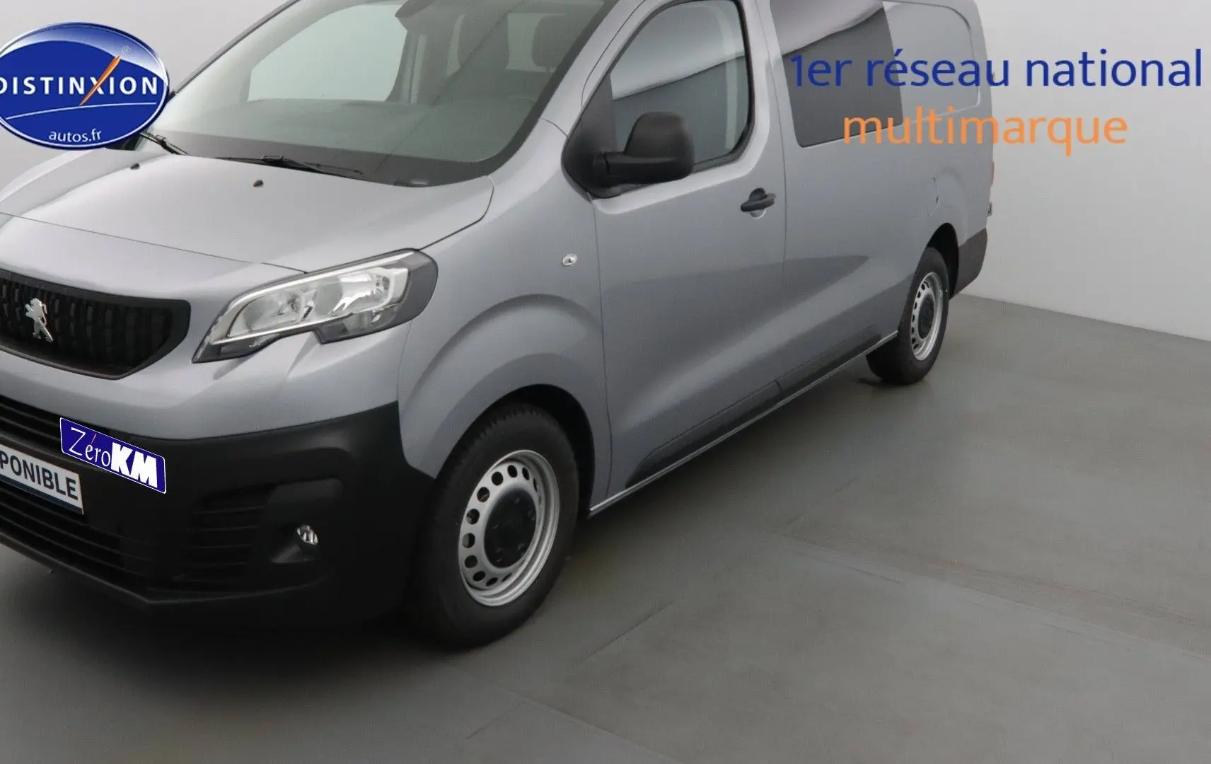 Vue 3/4 avant droit d’un Peugeot Expert cabine approfondie gris Artense métallisé avec pare-chocs noir et jantes acier.