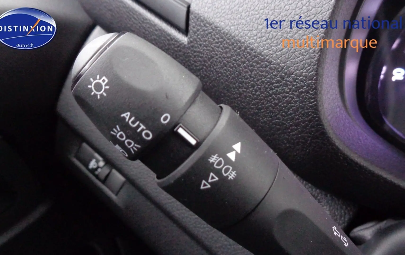 Gros plan sur la commande des feux du PEUGEOT Expert Cabine Approfondie 2023, intérieur noir texturé.