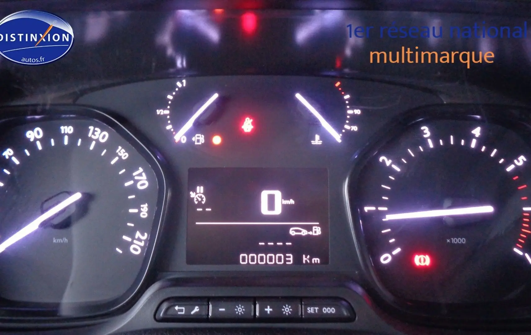 Tableau de bord du Peugeot Expert Cabine Approfondie 2023 avec compteur digital et compte-tours éclairés.