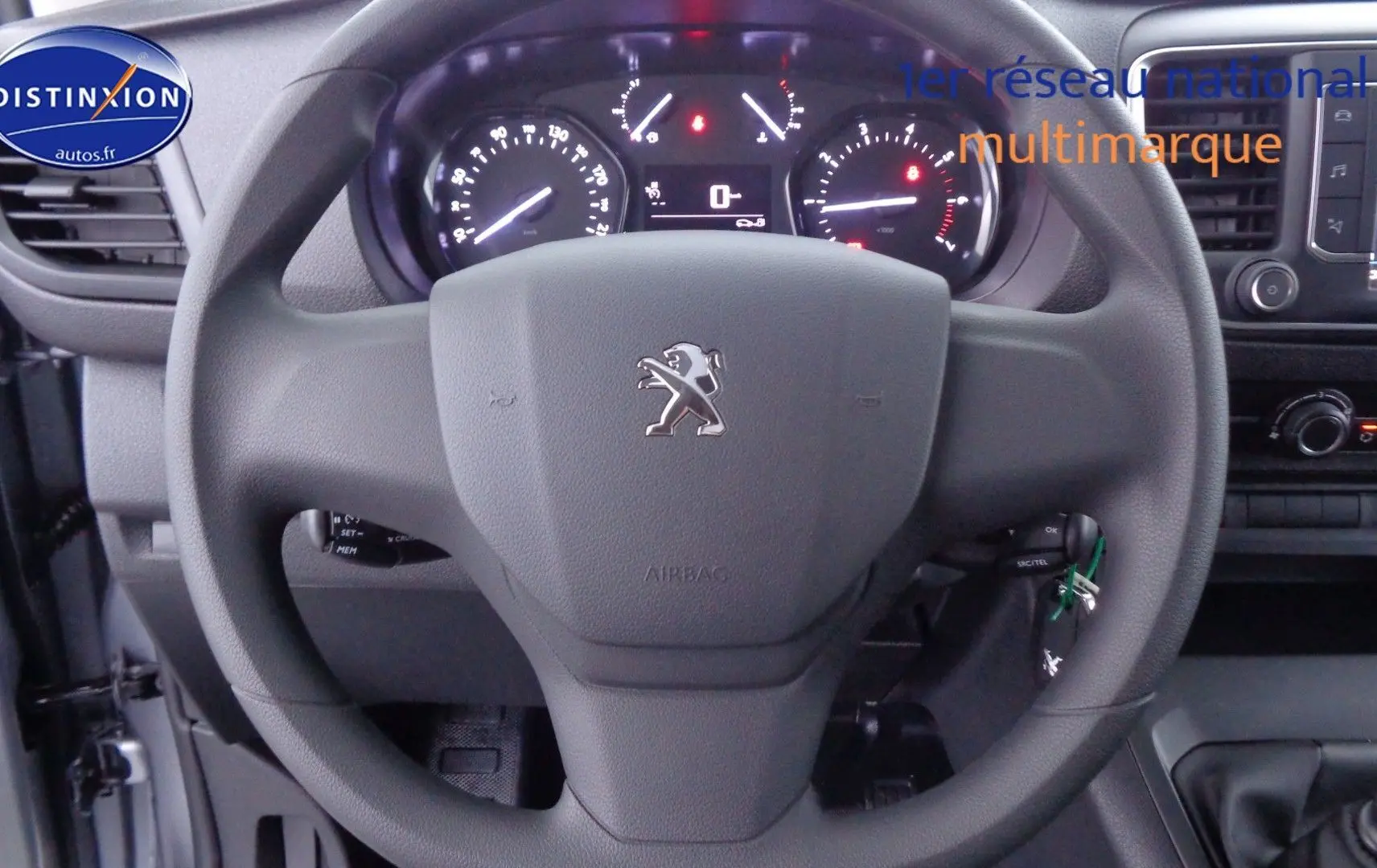 Vue rapprochée du volant gris du Peugeot Expert Cabine Approfondie 2023 avec tableau de bord et commandes visibles.