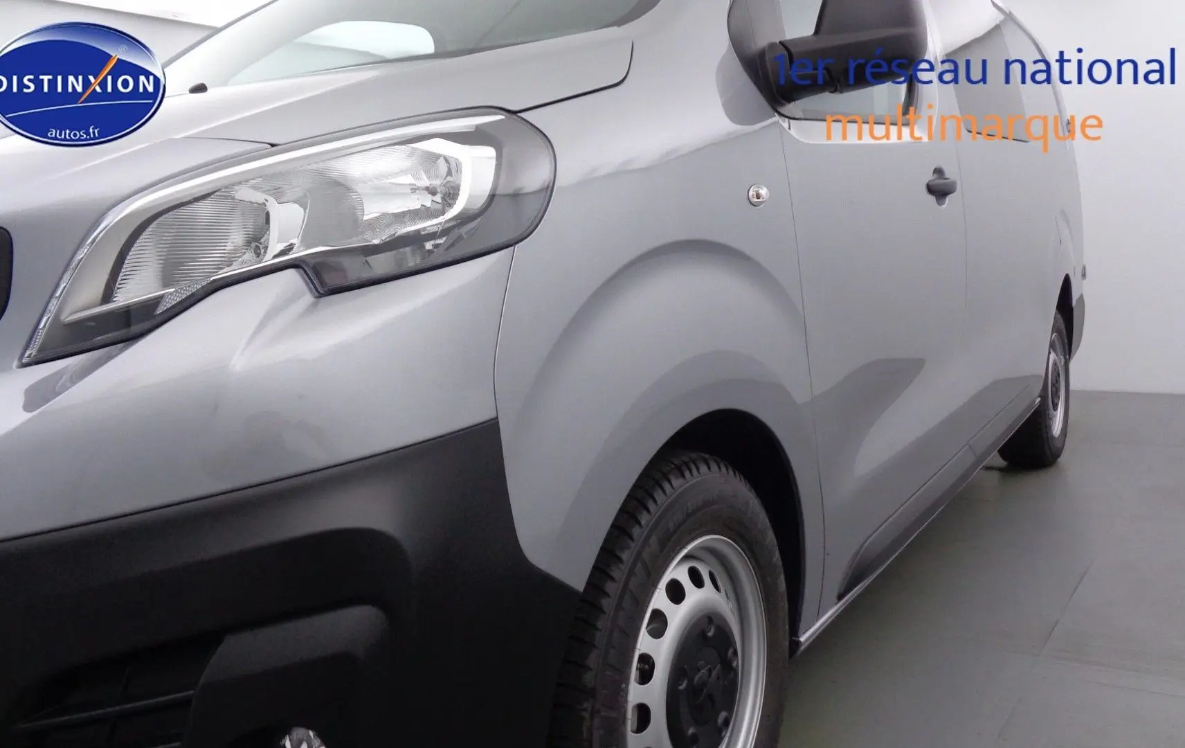 Vue 3/4 avant droit d'un Peugeot Expert Cabine Approfondie gris Artense métal avec pare-chocs noir et jantes acier.