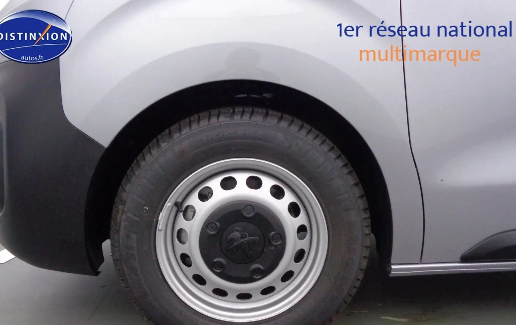 Gros plan sur la roue arrière droite d’un Peugeot Expert Cabine Approfondie gris Artense métal, avec jante acier et logo Peugeot central.
