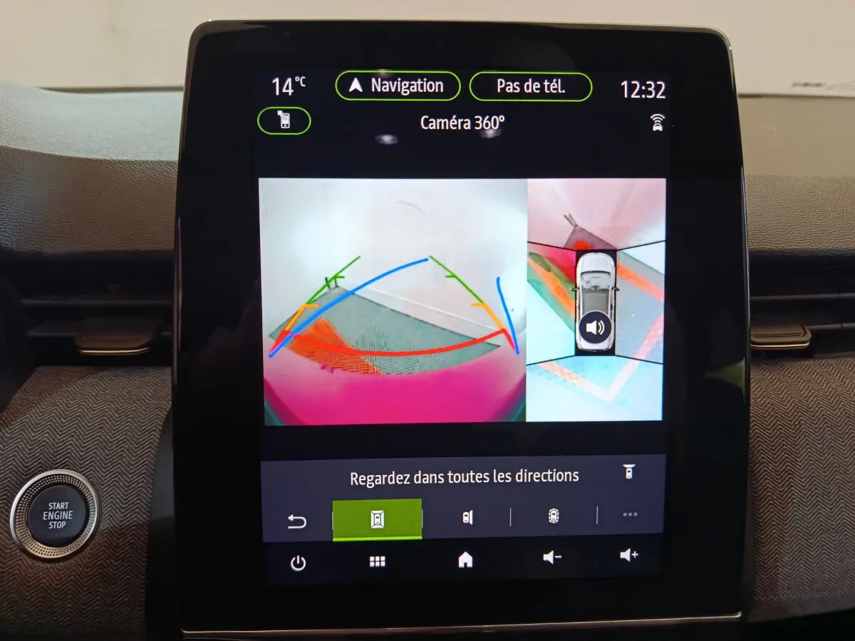 Écran tactile central de la Renault Clio Techno TCe 90 montrant la caméra 360° et le bouton démarrage.