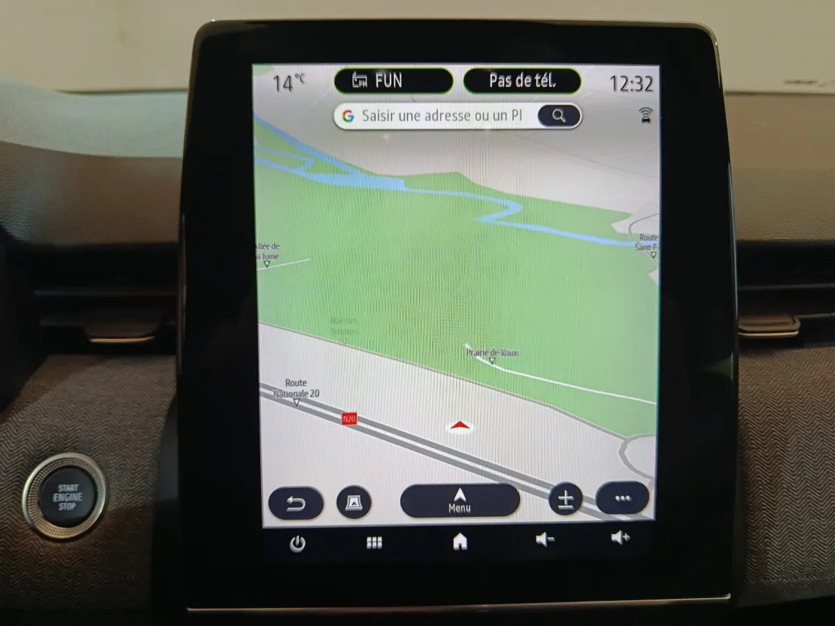 Écran tactile central affichant la navigation dans l'habitacle d'une Renault Clio rouge 2024, bouton démarrage visible à gauche.