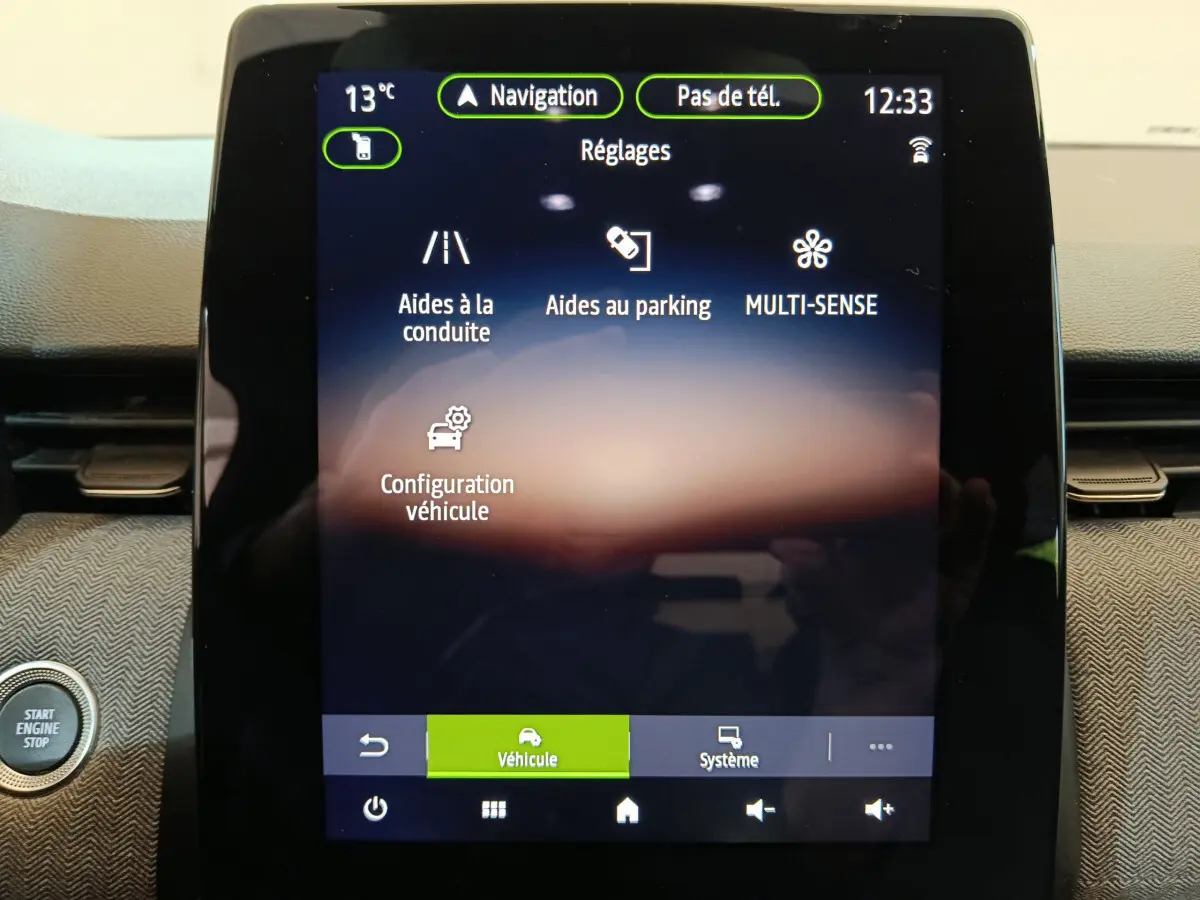 Écran tactile central de la Renault Clio Techno TCe 90 2024 affichant les réglages d'aides à la conduite et parking.
