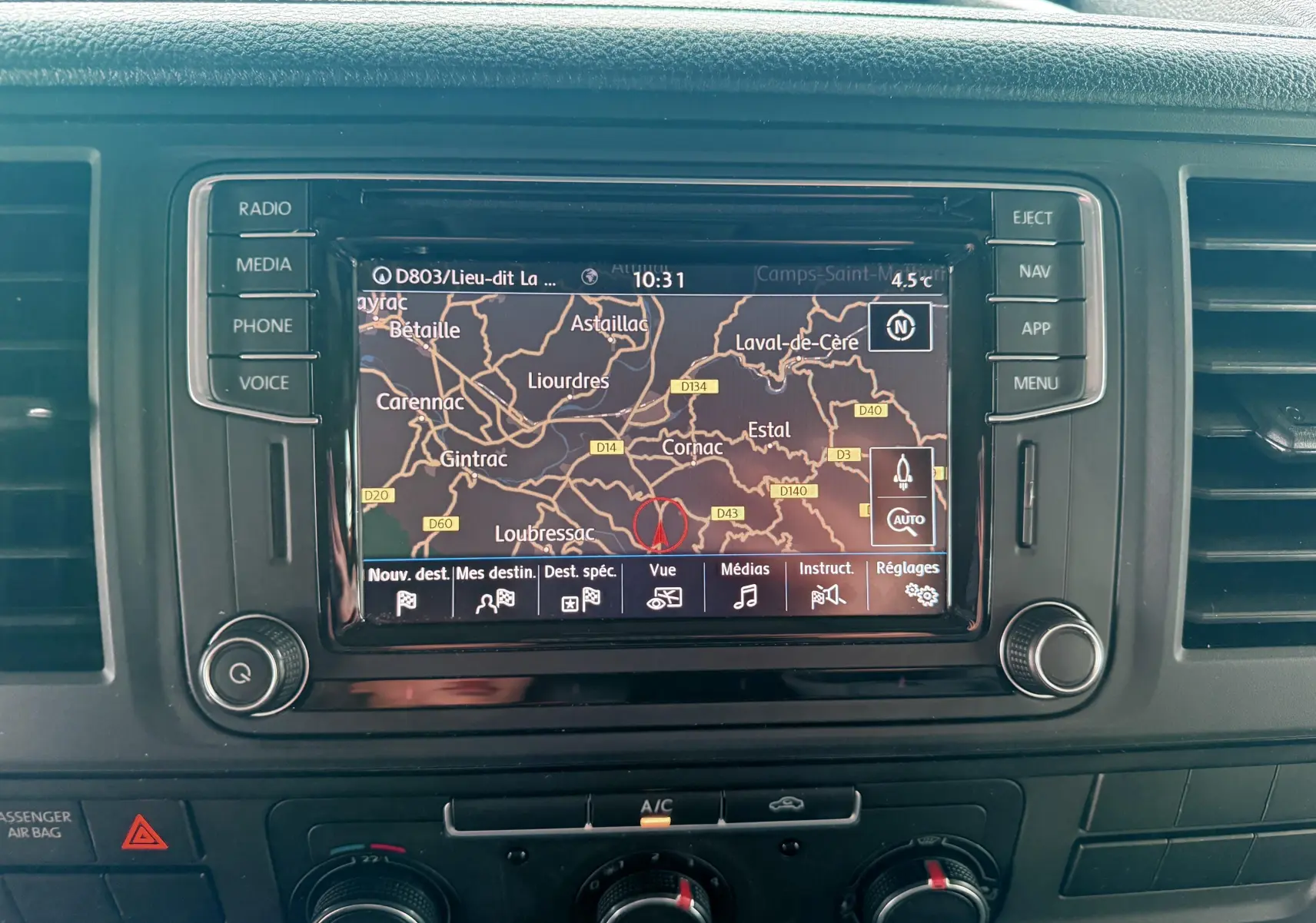 Vue rapprochée de l'écran de navigation du Volkswagen Transporter blanc L1H1 2018 avec commandes multimédia autour.