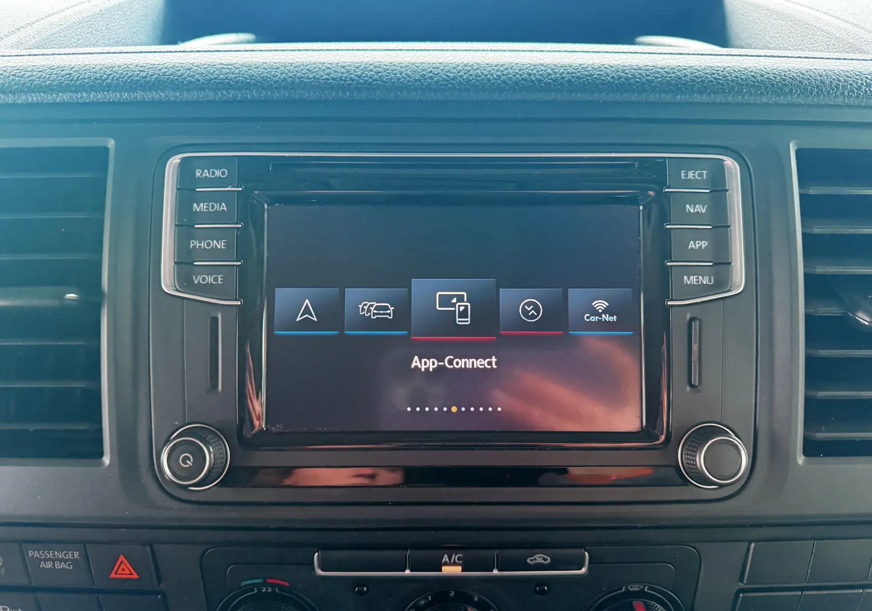 Vue rapprochée de l’écran tactile central du Volkswagen Transporter blanc 2018 affichant le menu App-Connect.